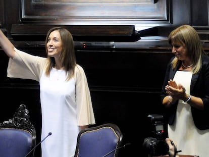 La gobernadora María Eugenia Vidal saluda durante la apertura de sesiones de la legislatura de Buenos Aires, el 1 de marzo de 2017.