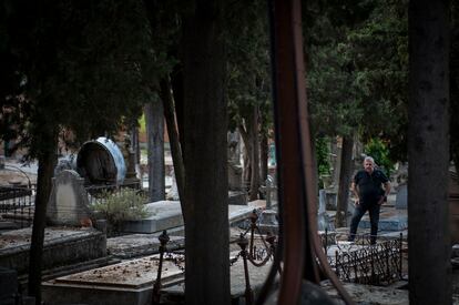 Javier Jara, entre las tumbas del cementerio.