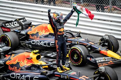 Checo Pérez celebra su triunfo en el Gran Premio de Mónaco, el pasado 29 de mayo.
