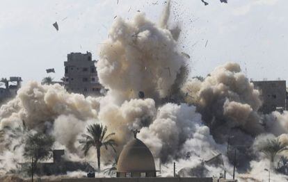 Fuerzas de seguridad egipcias vuelan una casa en una operación en Rafah contra Ansar Bayt al Maqdis, el 29 de octubre.