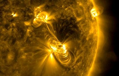 Los astros muy calientes, como el Sol, emiten fotones en el rango óptico del espectro electromagnético.