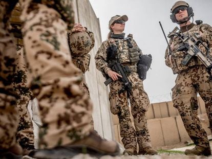 Soldados alemanes durante una visita de la ministra de Defensa Ursula von der Leyen a su delegación en Afghanistan.