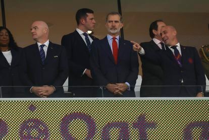 El rey de España, Felipe VI, junto a Luis Rubiales, presidente de la RFEF, y Gianini Infantino, presidente de la FIFA, antes de que comenzara el encuentro entre España y Costa Rica. 