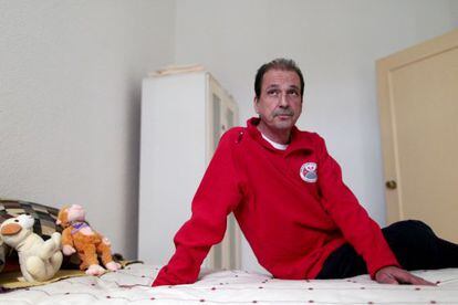 Alberto fotografiado en el dormitorio de su casa, en la que vive desde hace cuatro meses.