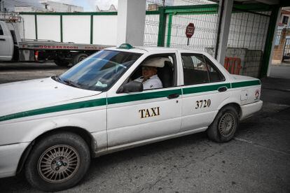 Un vehículo entra al sindicato en Cancún, al que deben afiliarse obligatoriamente los taxistas