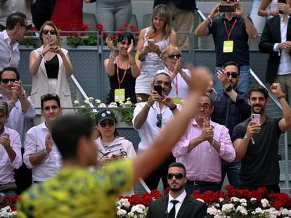 Carlos Alcaraz celebra un punto durante el partido de este domingo contra Dimitrov en Madrid.