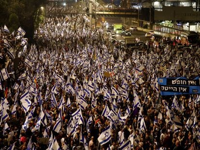 Miles de manifestantes, este domingo por la noche en Tel Aviv.
