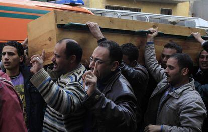 El Gobierno egipcio ha anunciado tres días de luto después de que 74 murieran ayer en los enfrentamientos en un partido de fútbol en la ciudad de Port Said