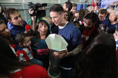 Fernando Torres sostiene el trofeo de la Europa League después del acto en el Ayuntamiento de Madrid.