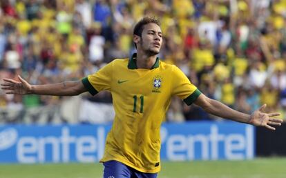 Neymar celebra un gol con Brasil.