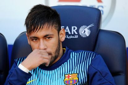 Neymar, en el banquillo, antes del partido.