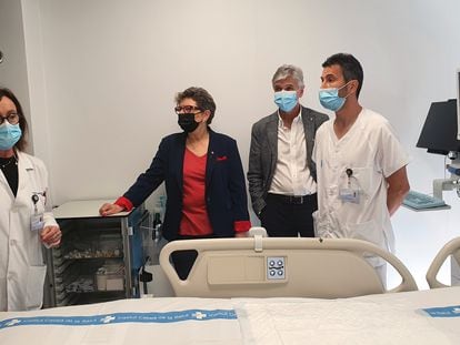 El consejero de Salud de la Generalitat, Josep Maria Argimon, el segundo por la derecha, visita el hospital Joan XXIII de Tarragona, este jueves.