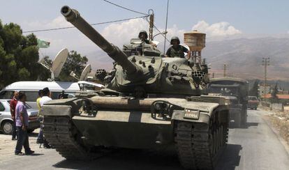 Un tanque liban&eacute;s llega a la ciudad libanesa de Arsal, cerca de la frontera con Siria, el 5 de agosto