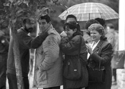 Entierro de Ana Orantes Ruiz en Granada, asesinada por su ex marido, José Parejo, que la ató a una silla y le prendio fuego, después de haberla maltratado durante 40 años. En la foto, familiares de la víctima lloran durante el traslado del féretro. 18/12/1997