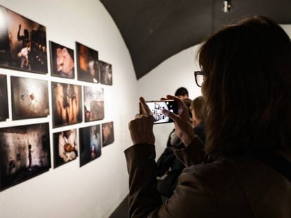 Una visitante fotografía una exposición durante la Nit dels Museus, en Barcelona. 