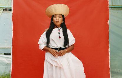 Yalitza Aparicio lleva vestido de JULIETA Y RENATA, sombrero de BELRIO y pendientes, anillos y pulsera 
Clash de CARTIER.