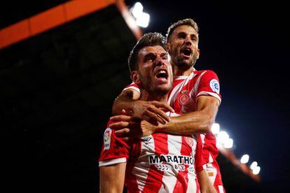 Alcalá y Stuani celebran el segundo gol del Girona.