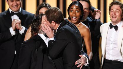 Matty Matheson y Ebon Moss-Bachrach se besan tras aceptar un premio Emmy por 'The Bear' en 2024.