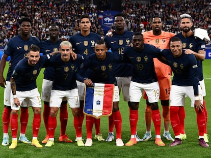 El equipo de Francia posa antes de un partido.