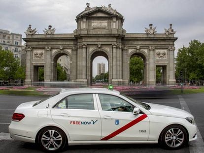 Un taxi con la nueva marca FreeNow pasa por la Puerta de Alcal&aacute;, en Madrid.