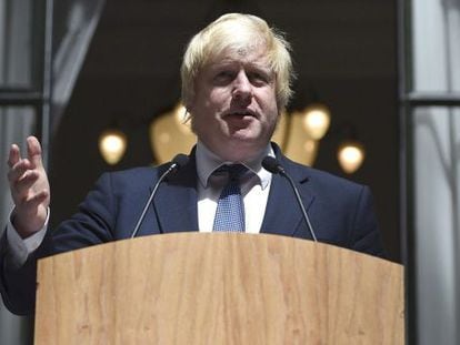 El Ministro de Exteriores brit&aacute;nico Boris Johnson se dirige al personal dentro del ministerio.