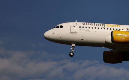 Un avión de Vueling aterriza en el aeropuerto de Barcelona-El Prat.