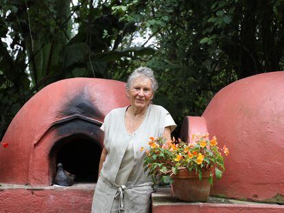 La escritora y experta culinaria Diana Kennedy frente a un horno de pan en Zitácuaro, Michoacán, en 2008.