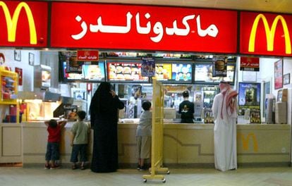 Un panel separa a hombres y mujeres en un McDonald’s de Riad.