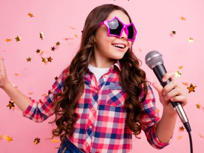 Canta, baila y pásalo en grande con amigas y amigos sin salir de casa gracias a estos karaokes infantiles. GETTY IMAGES.