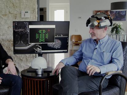 Rafael Yuste (derecha) prueba un aparato neurotecnológico en el documental 'Theater of Thought'.