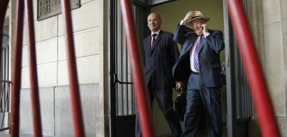 El exconsejero Antonio Fernández (derecha), junto a su abogado, en los juzgados sevillanos el año pasado.