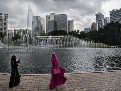 Dos mujeres en el centro financiero de Kuala Lumpur.