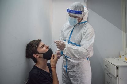 Un sanitario realiza una prueba para detectar la covid-19 en un joven en Mar del Plata, Argentina, el 11 de enero.