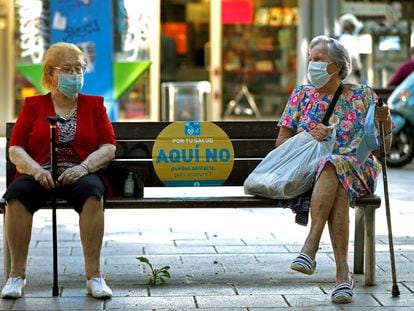 Dos mujeres conversan en un banco de L'Hospitalet (Barcelona), el jueves pasado.