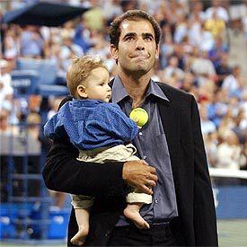 Pete Sampras, con su hijo, tras anunciar su retirada, al comienzo del Open, en el estadio Arthur Ashe.