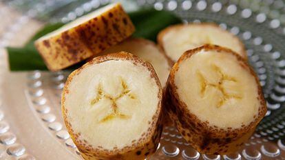 Rodajas de plátanos Mongee con piel comestible en una imagen de la empresa que los ha desarollado, D&T Farm.