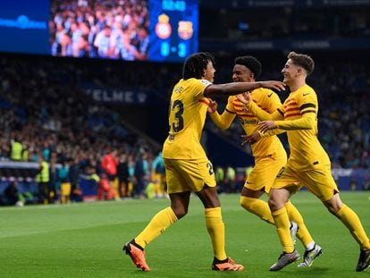 Koundé, Balde y Gavi celebran el cuarto gol del Barça en el campo del Espanyol.