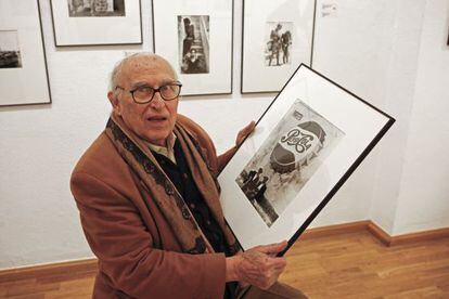 Oriol Maspons junto a algunas de sus fotografías en una exposición en la galería Kowasa de Barcelona en 2008.
