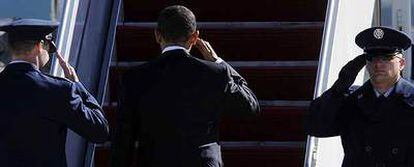 Barack Obama se dispone a embarcar en el avión presidencial en la base aérea de Andrews (Maryland).