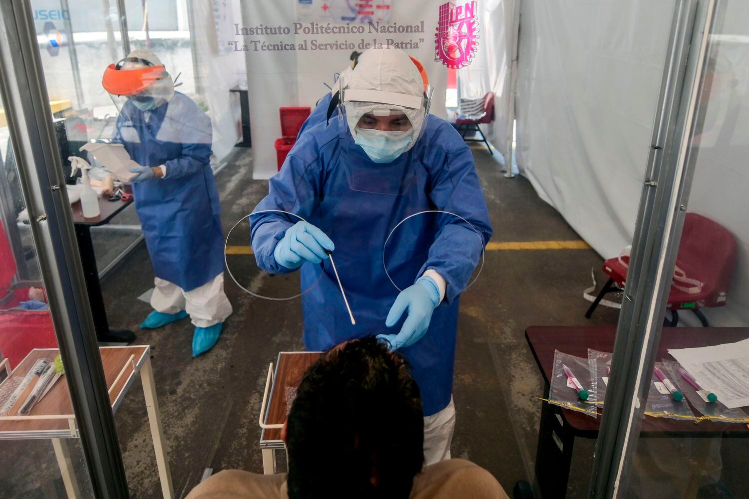 Personal médico realiza pruebas de covid-19 en Ciudad de México.