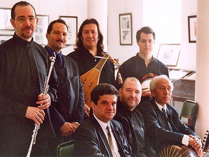 Luis Delgado (de pie, tercero por la izquierda), con el grupo que ha grabado el disco 'Tánger'.