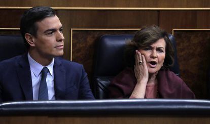 La vicepresidenta en funciones, Carmen Calvo, gesticula en presencia del presidente del Gobierno en funciones, Pedro Sánchez, durante la segunda sesión del debate de investidura en el Congreso.