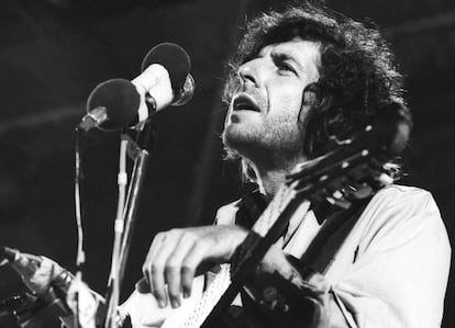 Leonard Cohen en una actuación de principio de los setenta.