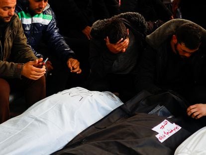 Allegados lloran ante los cuerpos de sus familiares, dos de los cuales murieron por casusas naturales y el resto por los ataques israelíes, en el hospital Abu Yousef al-Najjar, en Rafah, en el sur de Gaza, este miércoles.