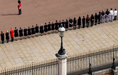 La procesión que trasladaba el féretro de Isabel II desde la abadía de Westminster hasta el Arco de Wellington superó en número a la anterior, que llevó los restos mortales de la monarca desde el palacio de Westminster hasta la abadía. 