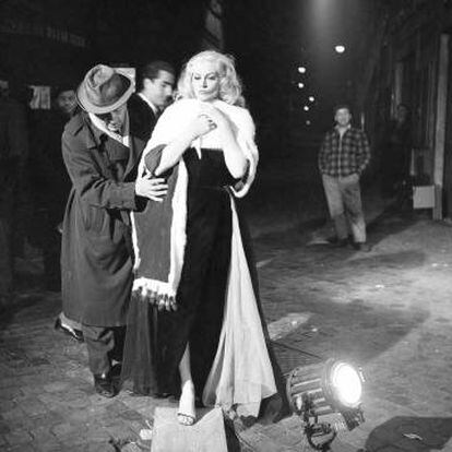 Federico Fellini amb Anita Ekberg en el rodatge de 'La dolce vita', el 1959.