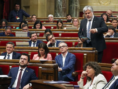Un momento de una intervención de Albert Batet, líder de Junts en el Parlament, en presencia del presiden Pere Aragonès.