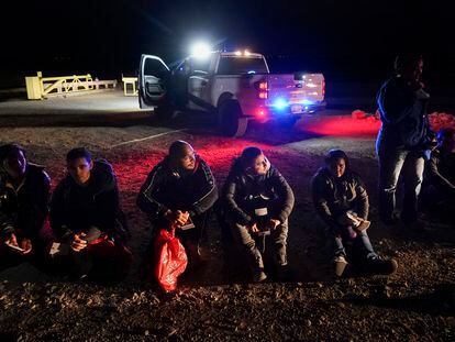 Varios inmigrantes esperan a ser procesados por autoridades en la frontera de Arizona, el pasado 6 de enero.