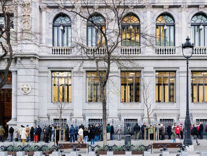 Decenas de personas hacen cola para contratar Letras del Tesoro, en el Banco de España, en el mes de febrero.