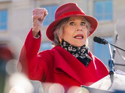 Jane Fonda, con el puño en alto, dando un discurso sobre la emergencia climática el pasado viernes 2 de diciembre de 2022 en Washington.